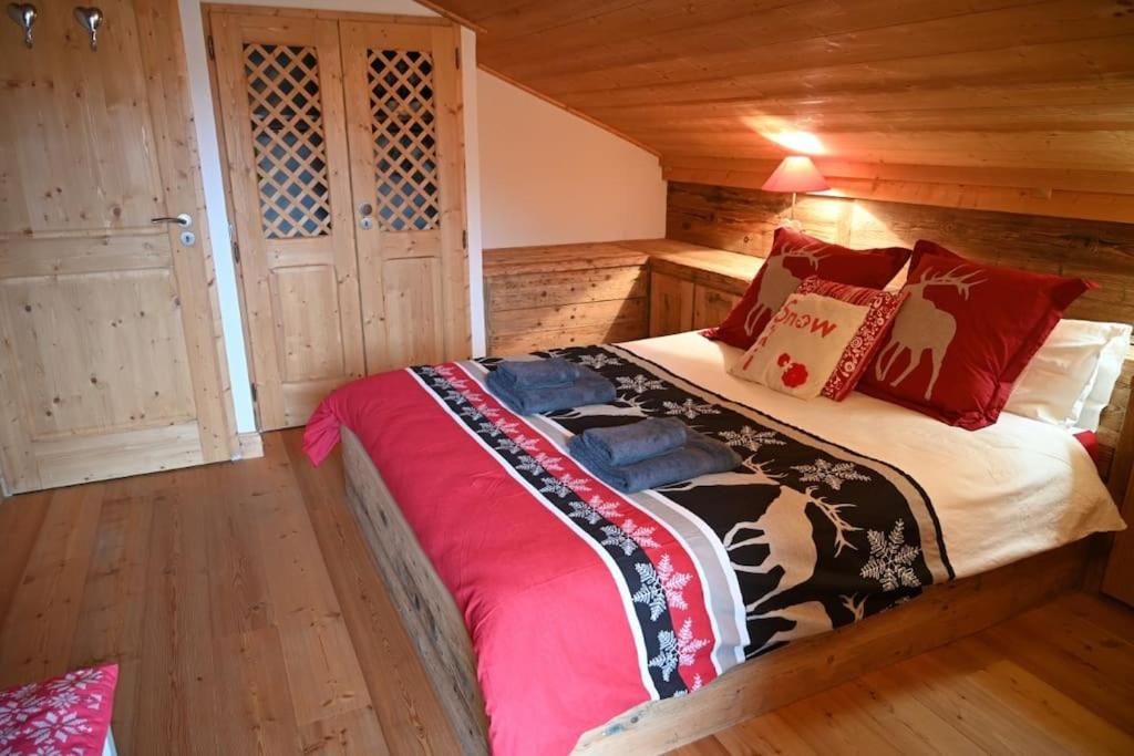 Łóżko lub łóżka w pokoju w obiekcie Three bedroom Apartment, Samoens, Grand Massif
