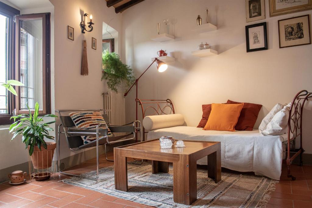 a living room with a bed and a table at Bonaventura in Greve in Chianti