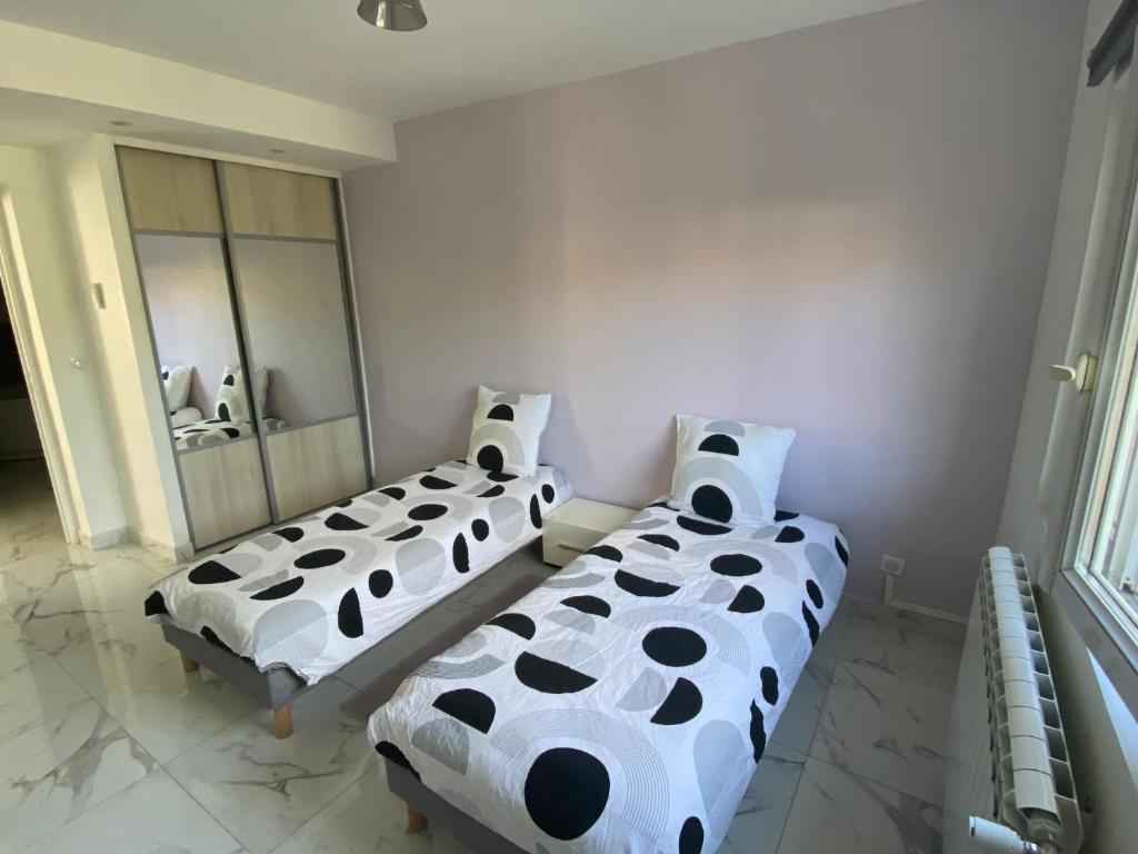 Łóżko lub łóżka w pokoju w obiekcie 3 Pièces climatisé en rez de jardin avec piscine