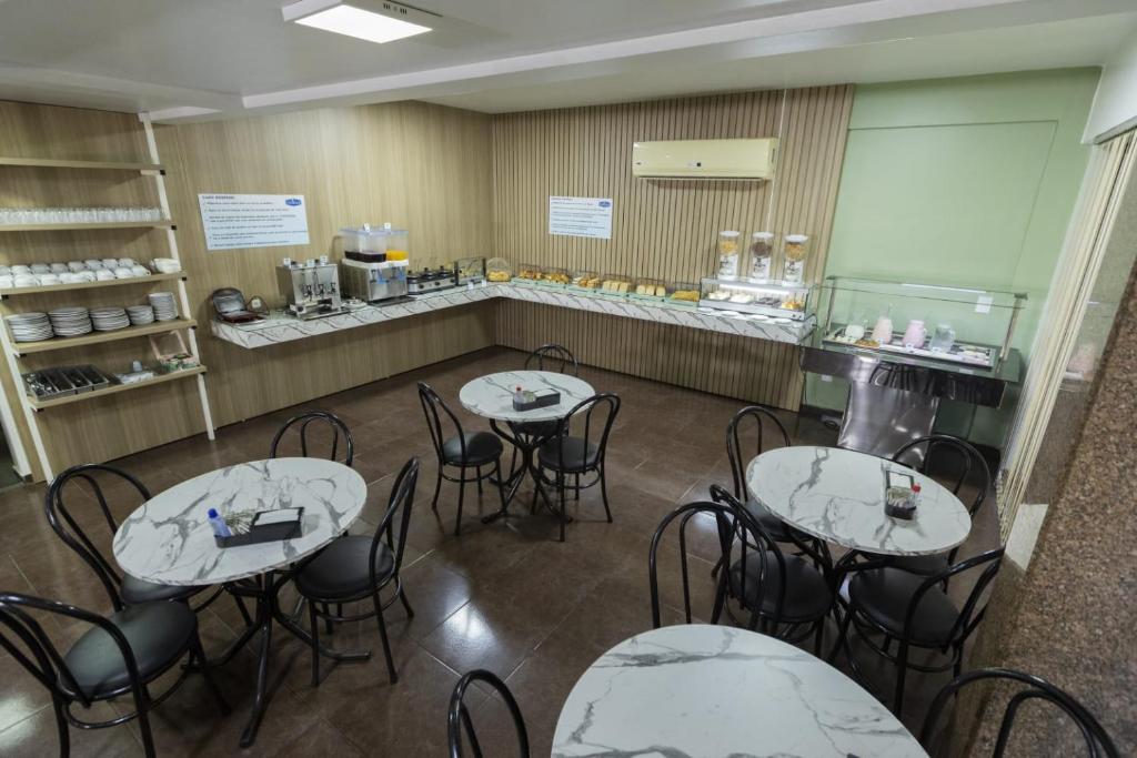 Příslušenství pro přípravu čaje a kávy v ubytování Hotel Lawrence