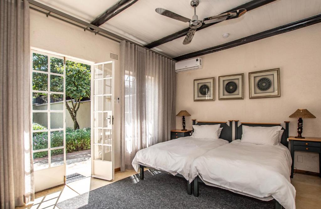 Una cama o camas en una habitación de Graskop Hotel