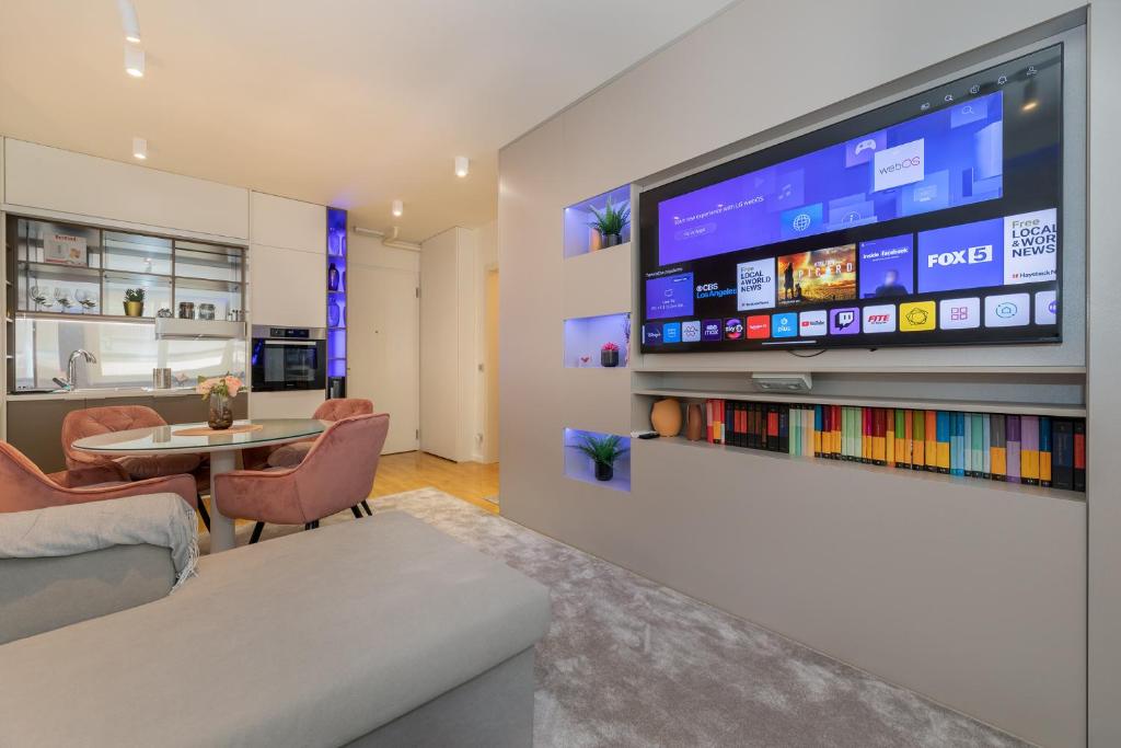 een woonkamer met een grote flatscreen-tv aan de muur bij Liberty in Zagreb