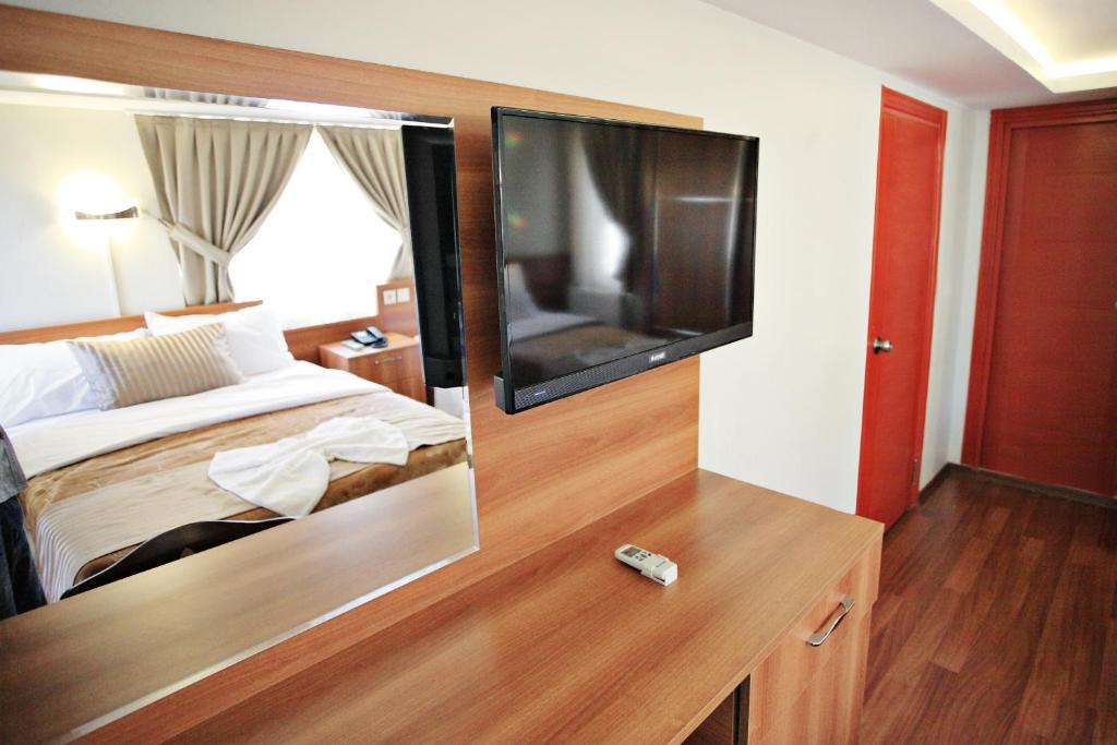 TV a/nebo společenská místnost v ubytování Taksim Palace Hotel