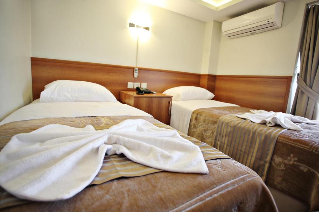 Postel nebo postele na pokoji v ubytování Taksim Palace Hotel