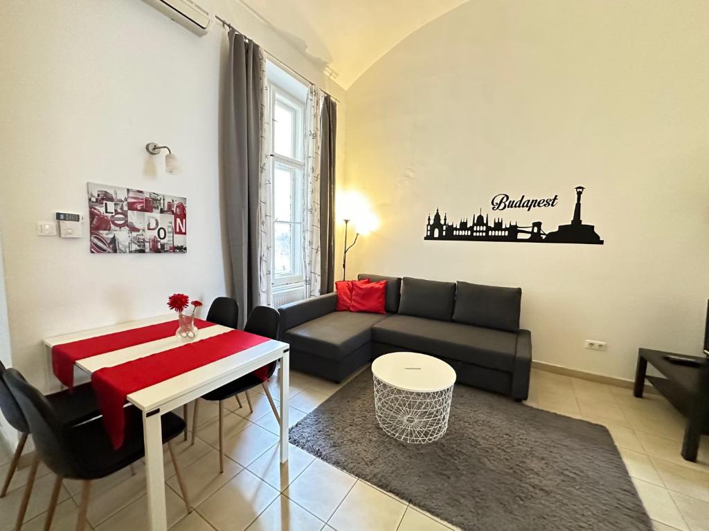 A seating area at ORANGEHOMES Central Market Hall apartment