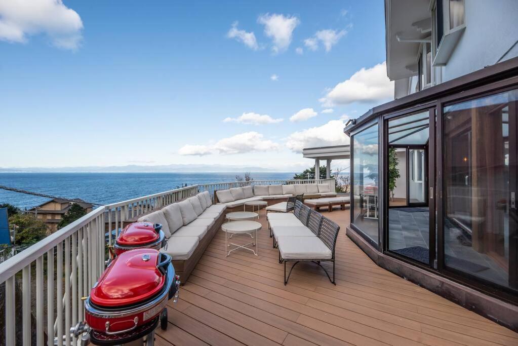 einen Balkon mit zwei Booten auf einem Gebäude in der Unterkunft BLUE LAGOON in Numazu