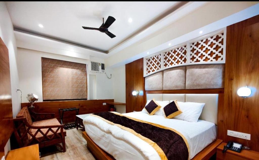 Postel nebo postele na pokoji v ubytování Hotel Joylife- Chottu Ram Chowk Rohtak Haryana