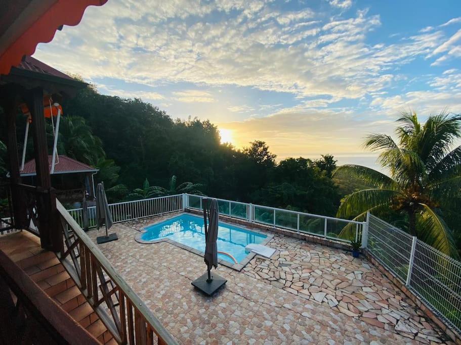 - une piscine sur le balcon d'une maison dans l'établissement Villa au soleil couchant avec vue mer piscine sel, à Bouillante