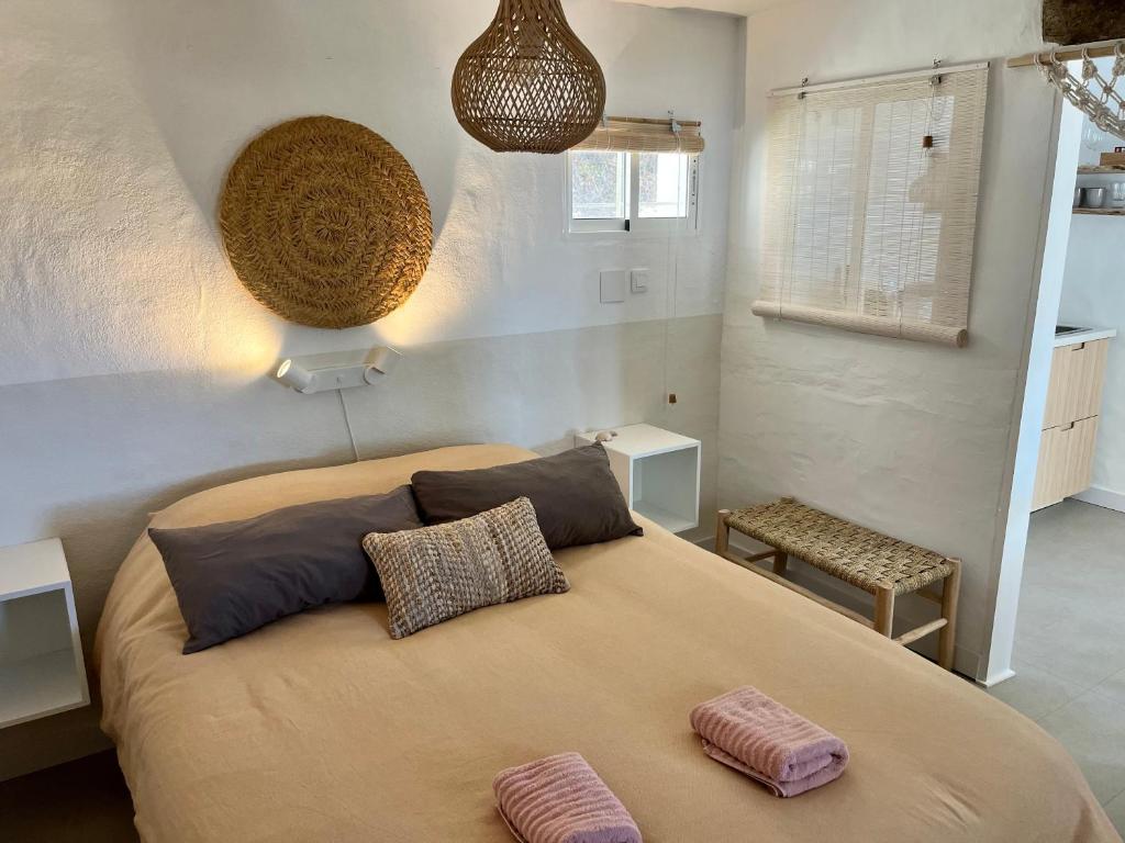 - une chambre avec un grand lit et 2 oreillers dans l'établissement Casa Malacitano, Caminito del Rey, à Valle de Abdalagís