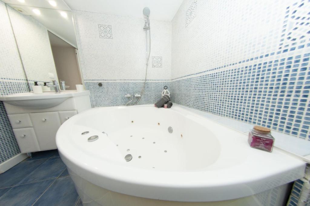 Kúpeľňa v ubytovaní MAGNOLIA-6 Min de la Gare - Baignoire Balnéo- Wifi Gratuit