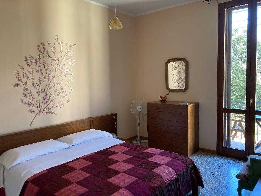 1 dormitorio con 1 cama, vestidor y ventana en Carrer Dels Horts, en Alghero