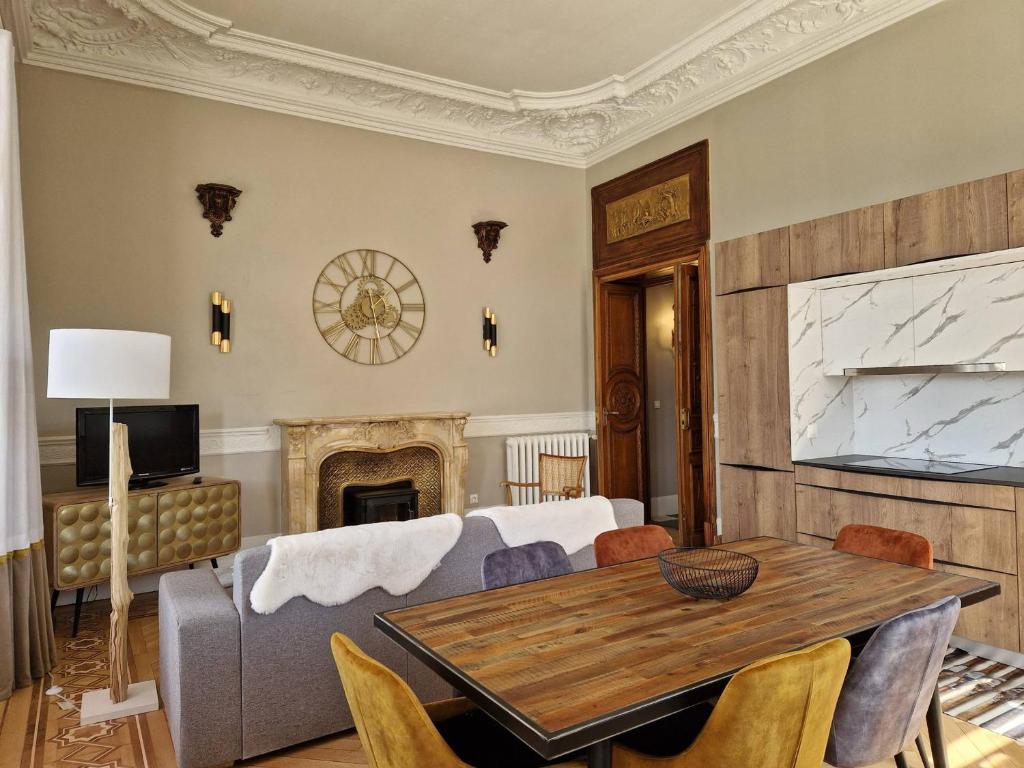 een woonkamer met een tafel en een bank bij Appartement Jausiers, 4 pièces, 8 personnes - FR-1-165B-18 in Jausiers