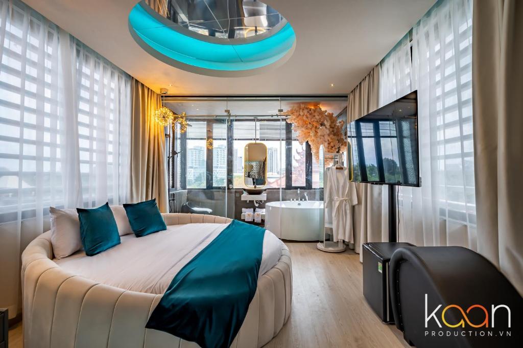 1 dormitorio con cama, bañera y TV en Midas Hotel en Ho Chi Minh
