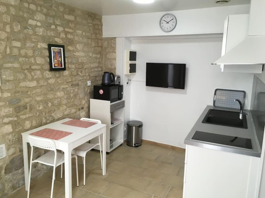 Kuchyňa alebo kuchynka v ubytovaní Studio QUARTIER VAUCELLES