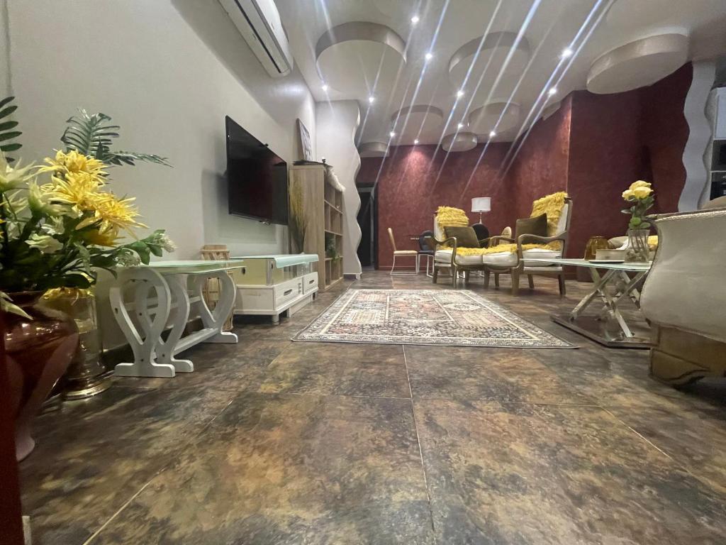 a living room with a waiting room with tables and chairs at Delta ابحر in Jeddah