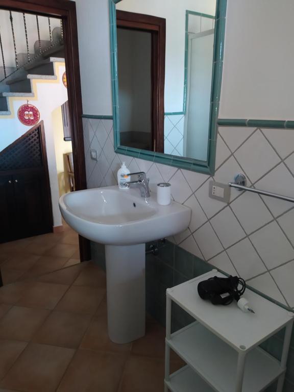 La Terrazza Fiorita a Nebida - Incantevole Casa con Piscina