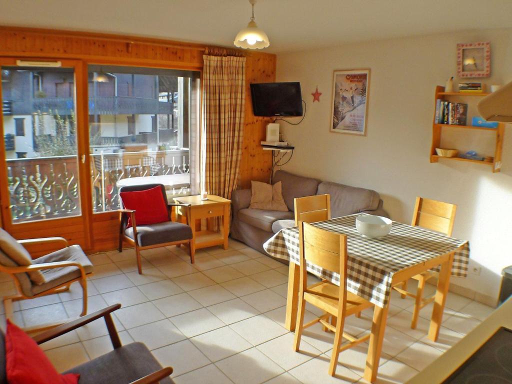 ein Wohnzimmer mit einem Tisch und einem Sofa in der Unterkunft Appartement Samoëns, 4 pièces, 6 personnes - FR-1-629-14 in Samoëns