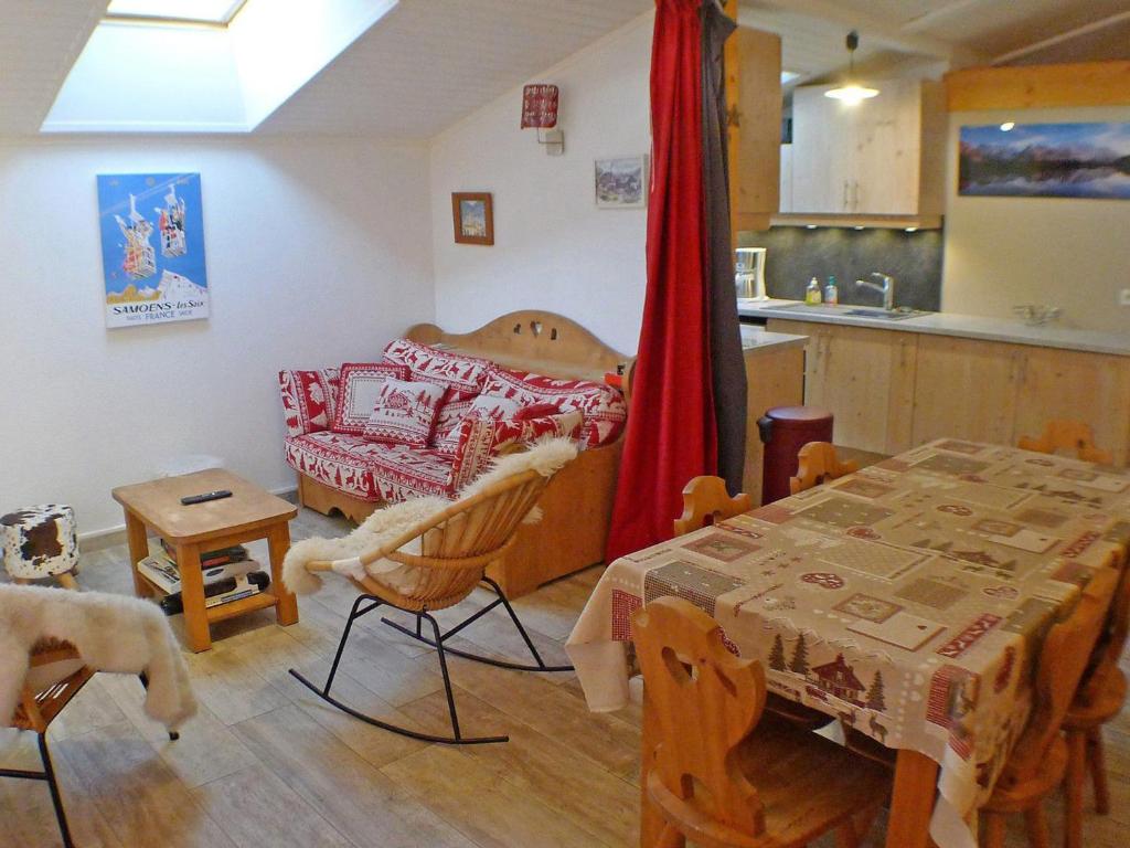 une cuisine et une salle à manger avec une table et une table et une salle à manger dans l'établissement Appartement lumineux au dernier étage, 3 pièces, centre de Samoëns, proche commerces et navette ski - FR-1-629-23, à Samoëns