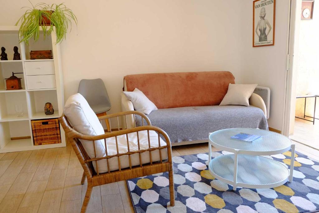 Część wypoczynkowa w obiekcie Appartement climatisé entre plage et port de Saint Mandrier