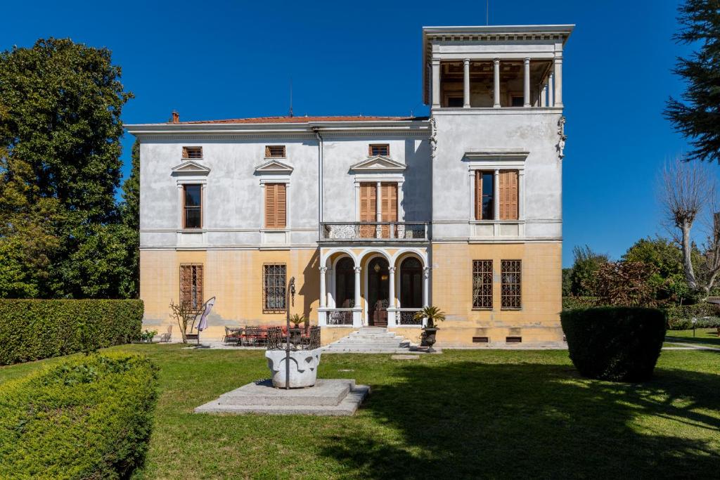 - un grand bâtiment avec une cour devant dans l'établissement Villa Liberty a soli 20km da Venezia, à Mira