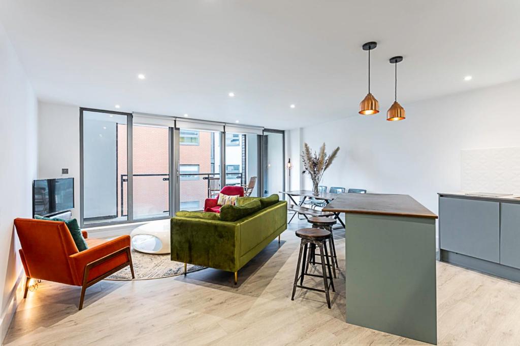 a living room with a green couch and a table at Duplex Two-Bed Apartment Near Tower Bridge in London