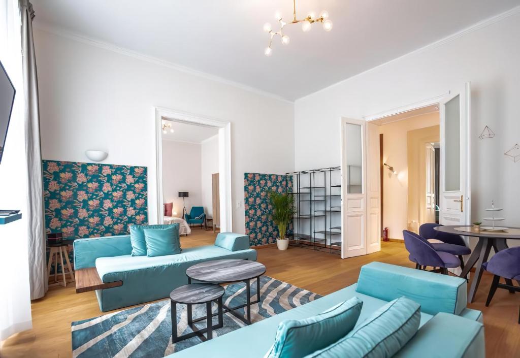 a living room with blue couches and a table at Long Term Rentals in Vienna