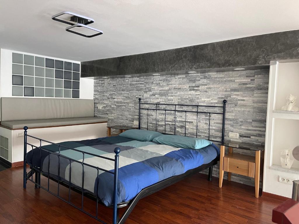 Uma cama ou camas num quarto em Appartamenti Lago di Como