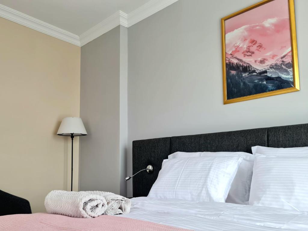 um quarto com uma cama com uma fotografia na parede em Airport Budget Inn em Arnavutköy