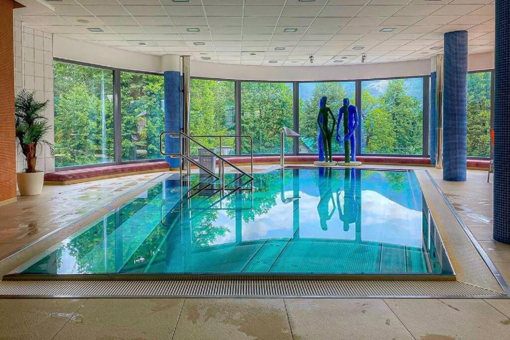 Bazén v ubytování Appartement LARA SPA Čeladná nebo v jeho okolí