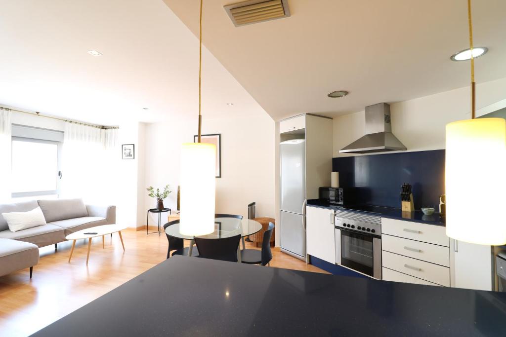 A kitchen or kitchenette at Espectacular vivienda con piscina climatizada