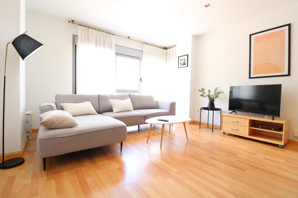A television and/or entertainment centre at Espectacular vivienda con piscina climatizada
