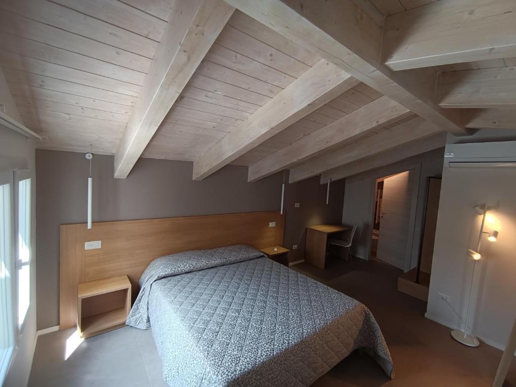 una camera con letto e soffitti in legno di Giulietta nei Sassi a Matera