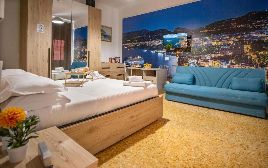 - une chambre avec un grand lit et un canapé bleu dans l'établissement Room in BB - BB Sorrento Mahal Kita unique style, à Sorrente