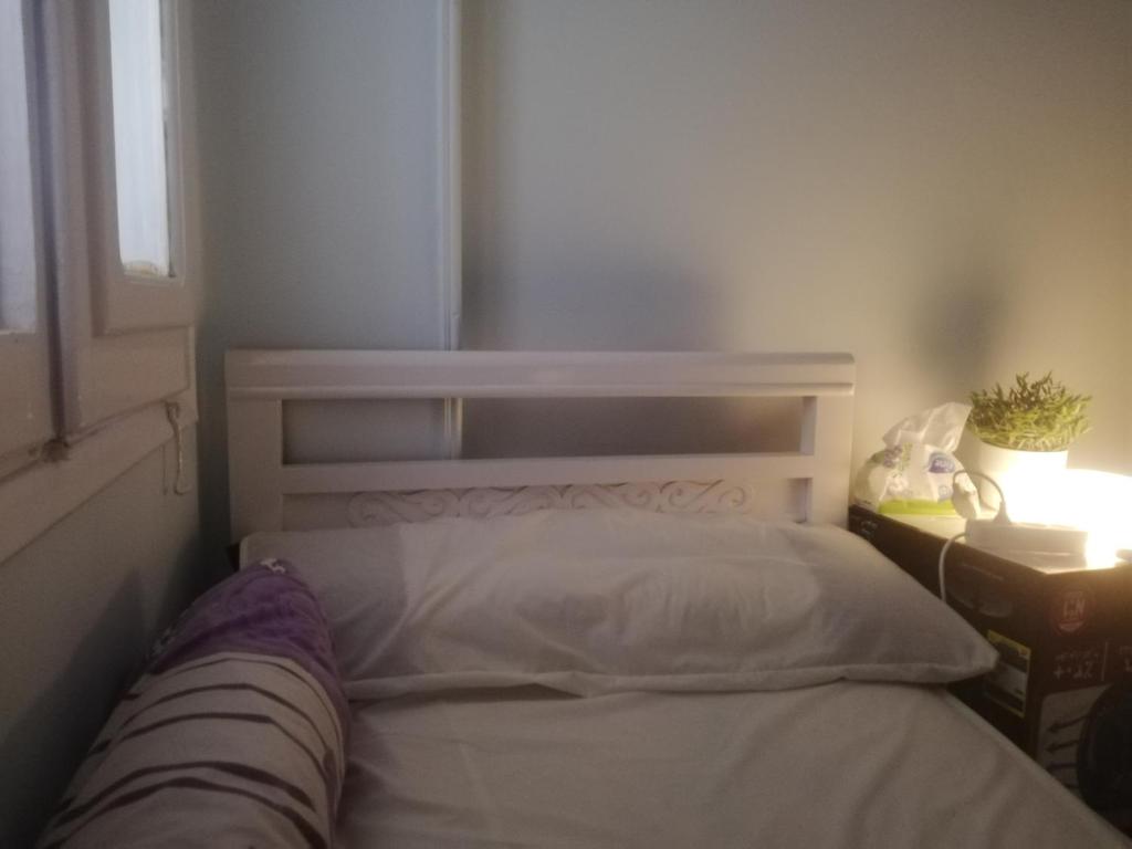 Schlafzimmer mit einem Bett, einem Fenster und einem Tisch in der Unterkunft غرفة مفروشة خاصة الشيخ زايد للرجال فقط in Sheikh Zayed