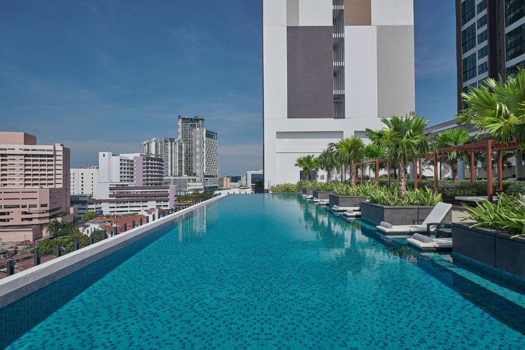 Bazén v ubytování Courtyard by Marriott Melaka nebo v jeho okolí