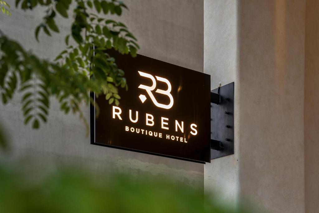 RUBENS BOUTIQUE HOTEL في فان ثيت: علامة على جانب المبنى