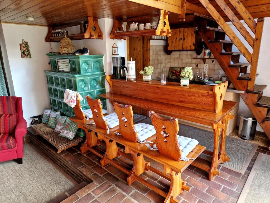 einen Blick über ein Esszimmer mit einem Tisch und Stühlen in der Unterkunft Kauperhaus in Burg