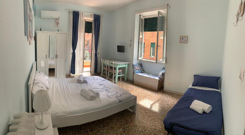 ローマにあるB&B da Giuliaのベッドルーム1室(ベッド1台、デスク付)
