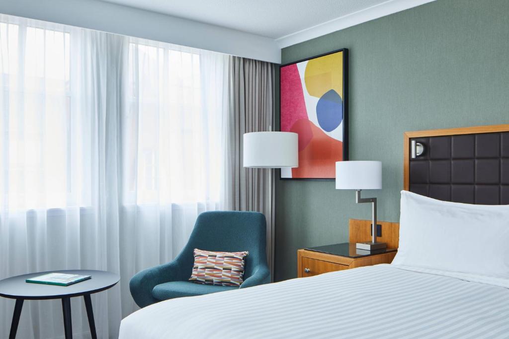 Postel nebo postele na pokoji v ubytování Leeds Marriott Hotel