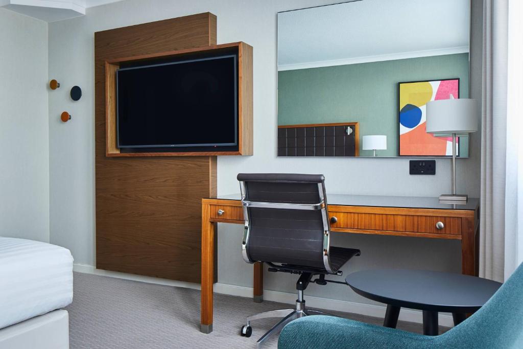 TV a/nebo společenská místnost v ubytování Leeds Marriott Hotel