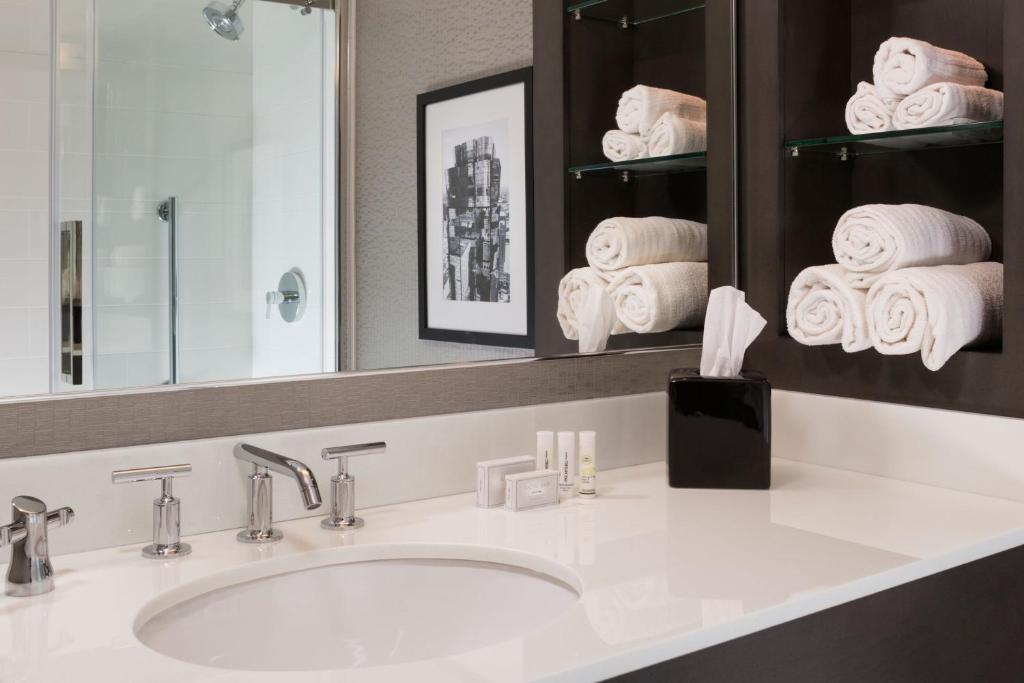 Courtyard by Marriott Minneapolis Downtown photo