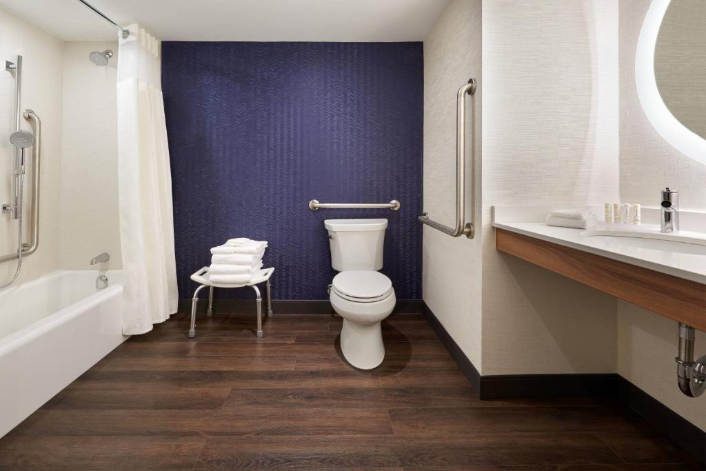 Un baño de Fairfield by Marriott Niagara Falls, Canada