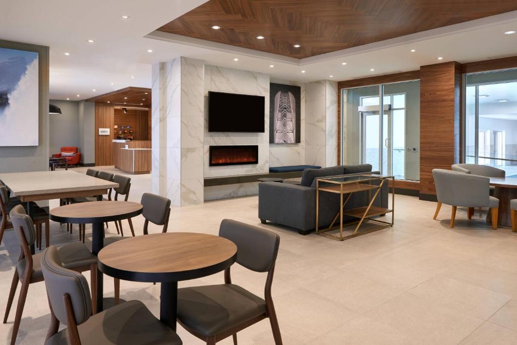 Una televisión o centro de entretenimiento en Fairfield by Marriott Niagara Falls, Canada