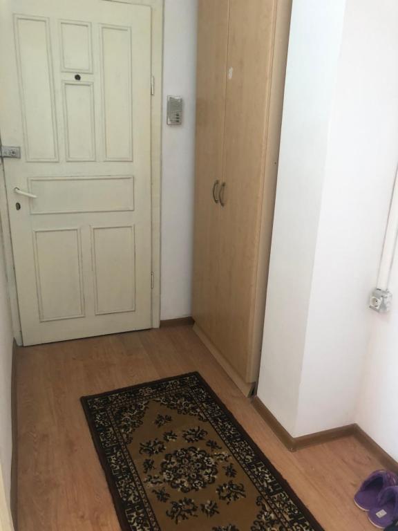 Cette chambre dispose d'une porte et d'un tapis. dans l'établissement Apartament 1 comera, à Lugoj