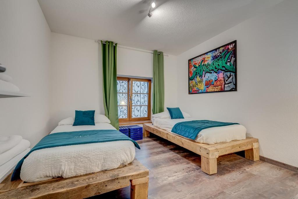 - une chambre avec 2 lits et une fenêtre dans l'établissement Stay Swiss - 3 bedrooms Apartment in old town "Broadway" & " By the River", à Porrentruy