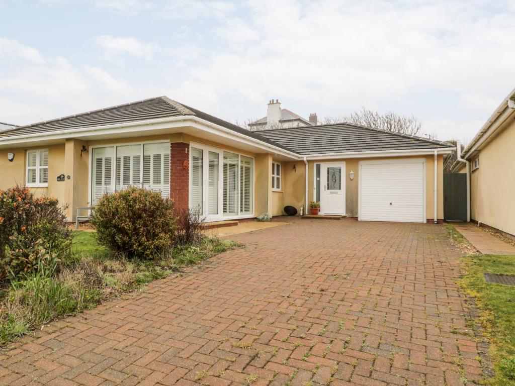 a house with a brick driveway in front of it at Haul a Gwynt in Holyhead