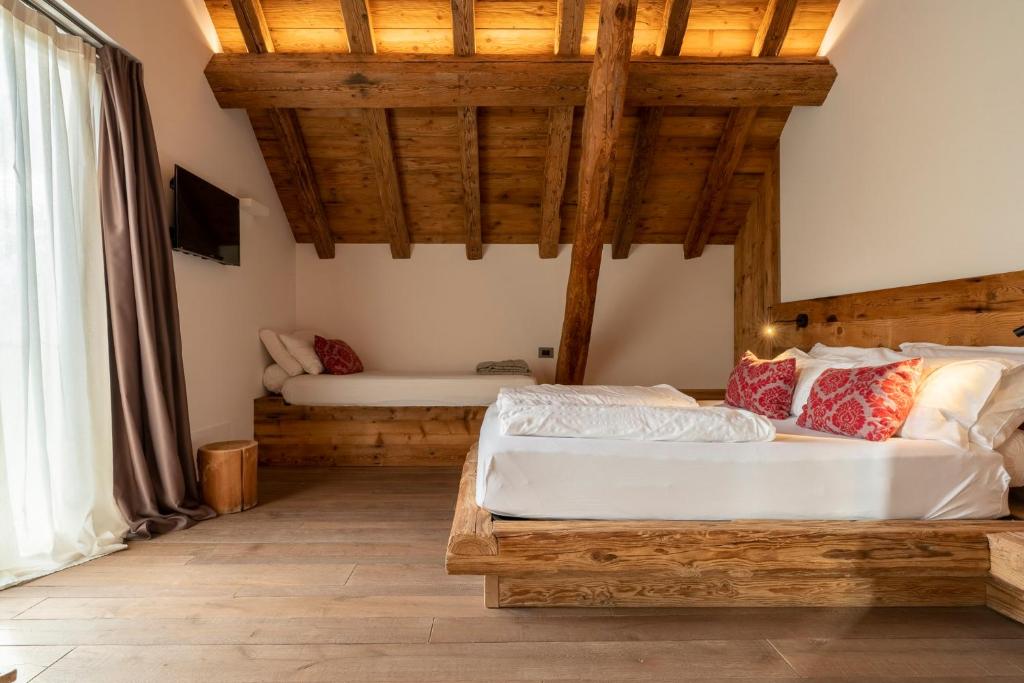 A bed or beds in a room at Casera Cornolera