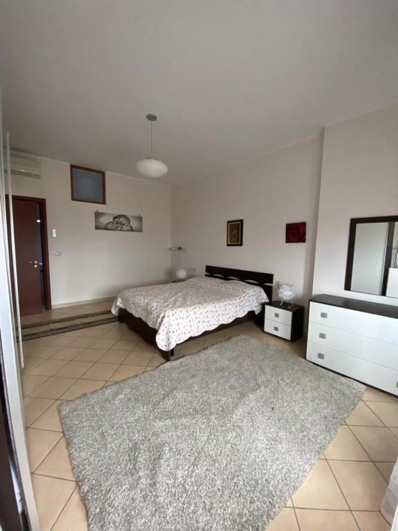 Apartament me qera 3+1 Shkoder (prane Katedrales) - Imazhi 9