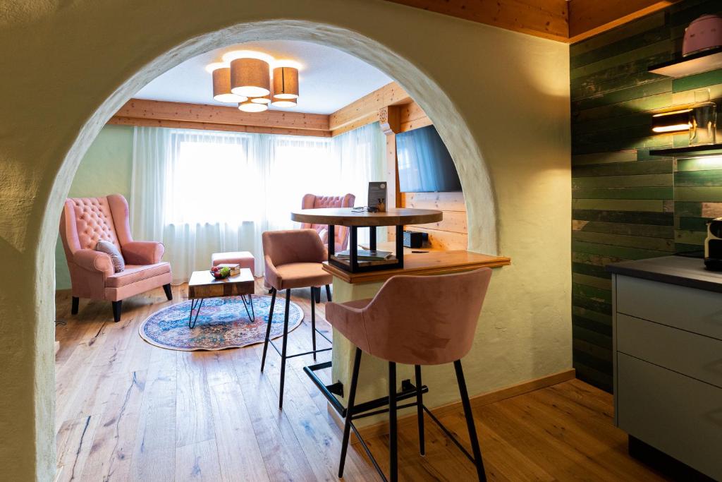 TV a/nebo společenská místnost v ubytování Wellness Aparthotel "Lechlife" incl Pool - 400m zum LIFT