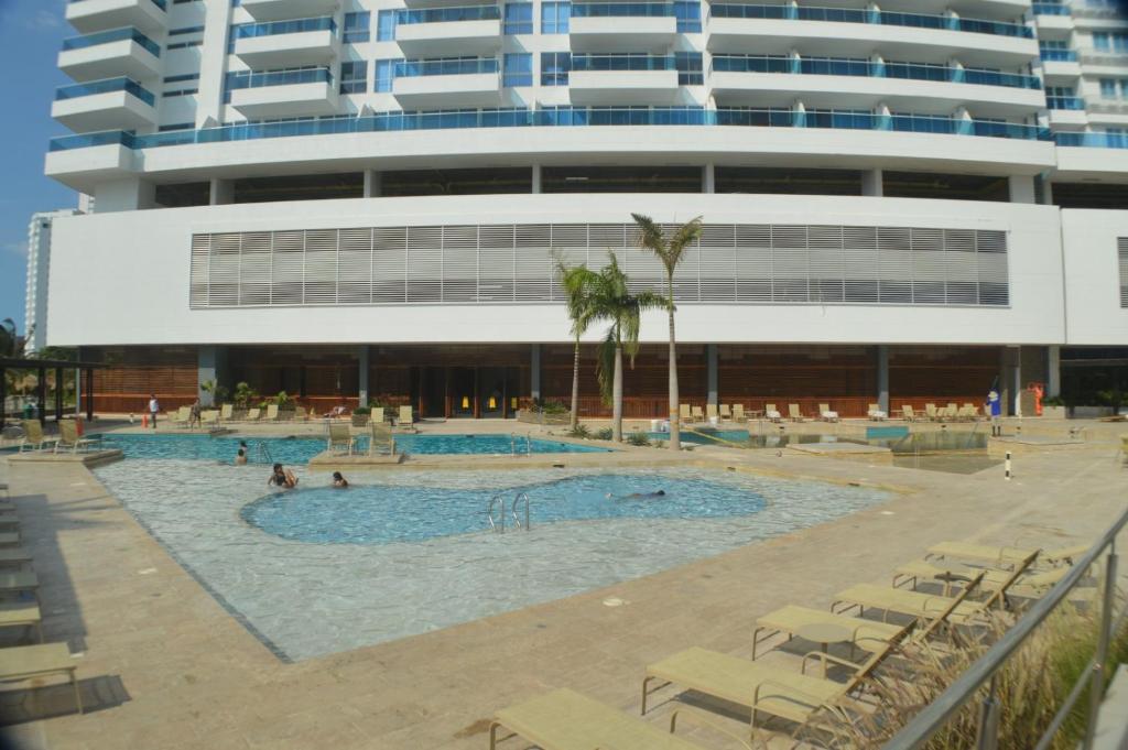 una gran piscina frente a un edificio en Apartamento Reserva del Mar, en Santa Marta